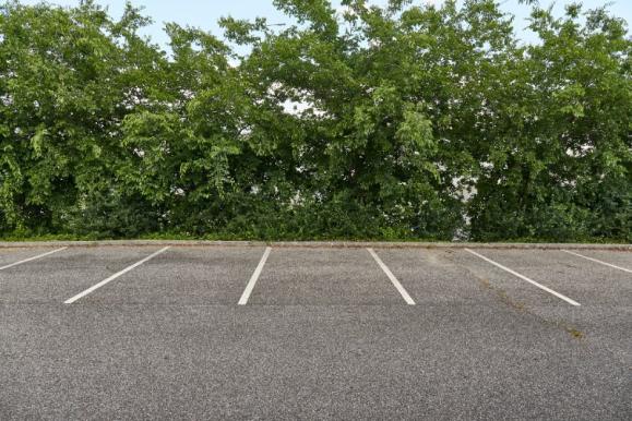 Places de parking pour voitures, poids lourds